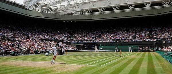 Tenis, grandslam Wimbledon v Londýně, All England Club, centrální kurt při finále, travnatý povrch