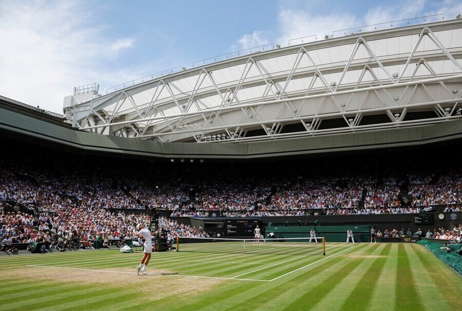 Tenis, grandslam Wimbledon v Londýně, All England Club, centrální kurt při finále, travnatý povrch