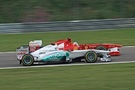 Formule 1 - ilustrační foto závodní auta se předjíždějí