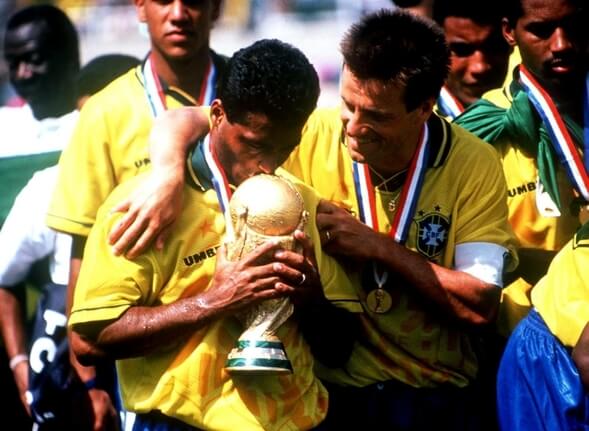 MS ve fotbale 1994, Brazilci Romário a Carlos Dunga s vítěznou trofejí - Zdroj ČTK, imago sportfotodienst