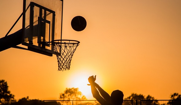 Basketbal - ilustrační foto hra při západu slunce