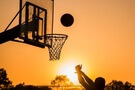 Basketbal - ilustrační foto hra při západu slunce