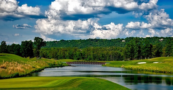 Golf - ilustrační foto golfové hřiště z dálky