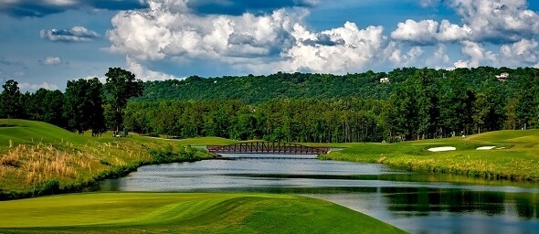 Golf - ilustrační foto golfové hřiště z dálky