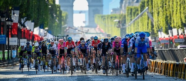Cyklistika, UCI World Tour, Tour de France, peloton při poslední etapě na Champs-Élysées, Paříž