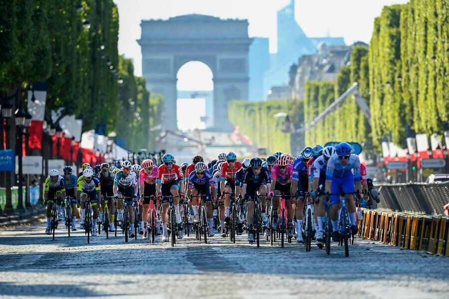 Cyklistika, UCI World Tour, Tour de France, peloton při poslední etapě na Champs-Élysées, Paříž