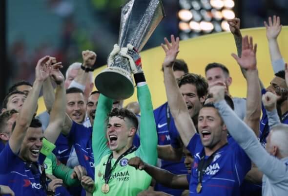 Fotbalisté Chelsea se radují ze zisku trofeje v Evropské lize