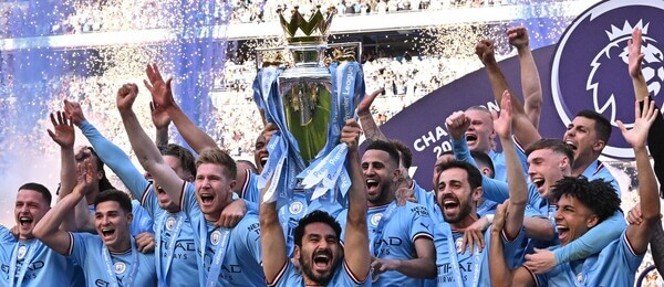Fotbalisté Manchesteru City s pohárem pro vítěze Premier League 2022-23