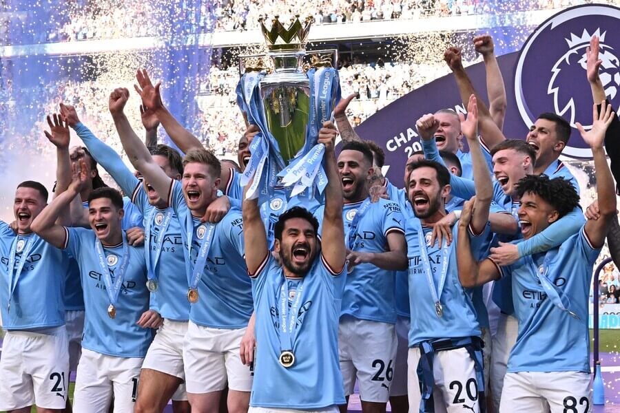 Fotbalisté Manchesteru City s pohárem pro vítěze Premier League 2022-23