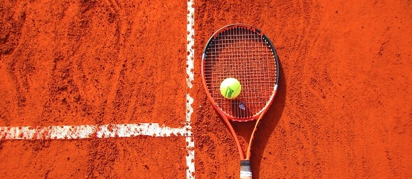 Tenis - tenisová raketa na antuce