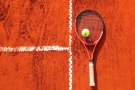 Tenis - tenisová raketa na antuce