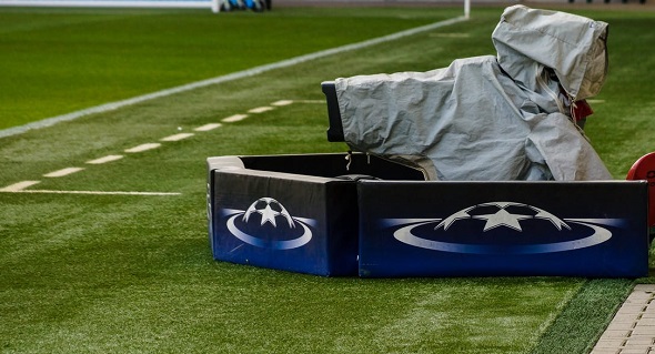 Fotbal - Liga Mistrů logo a kamera na stadionu