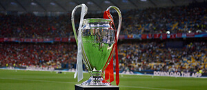 UEFA, fotbalová Liga mistrů, pohár pro vítěze - Zdroj Review News  Shutterstock.com