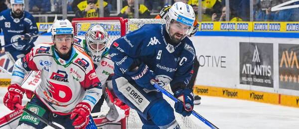 Obránce Libor Hájek, brankář Roman Will (Pardubice) a útočník Jakub Flek (Kometa) ve finále české Tipsport extraligy ledního hokeje.