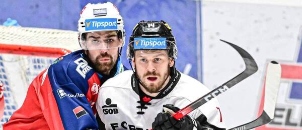 Hokejisté Peter Čerešňák a Filip Chlapík v zápase Tipsport extraligy ledního hokeje mezi HC Dynamo Pardubice a HC Sparta Praha