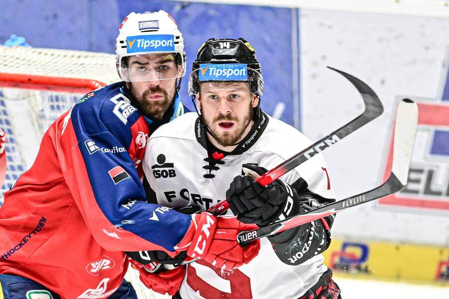 Hokejisté Peter Čerešňák a&nbsp;Filip Chlapík v&nbsp;zápase Tipsport extraligy ledního hokeje mezi HC Dynamo Pardubice a&nbsp;HC Sparta Praha