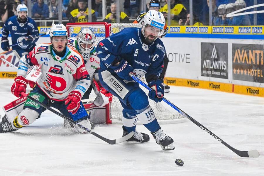 Obránce Libor Hájek, brankář Roman Will (Pardubice) a útočník Jakub Flek (Kometa) ve finále české Tipsport extraligy ledního hokeje.