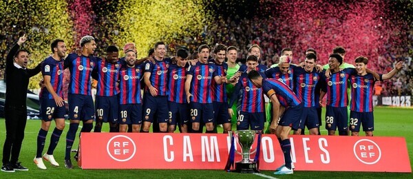 Fotbalisté Barcelony s pohárem pro mistra ligy v sezoně 2022-23