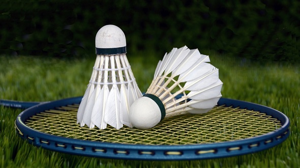Badminton - ilustrační foto badmintová raketa a košík