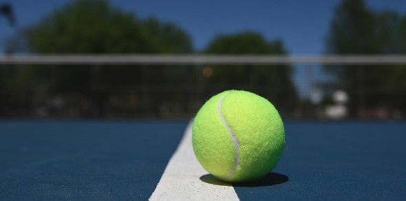 Tenis - tenisový balonek u sítě na tvrdém povrchu