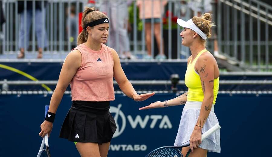 Tenis, WTA, Karolína Muchová a Markéta Vondroušová během turnaje v kanadském Montrealu