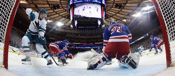 Macklin Celebrini (San Jose Sharks) a brankář Igor Šesťorkin (New York Rangers) v zápase základní části NHL v Madison Square Garden