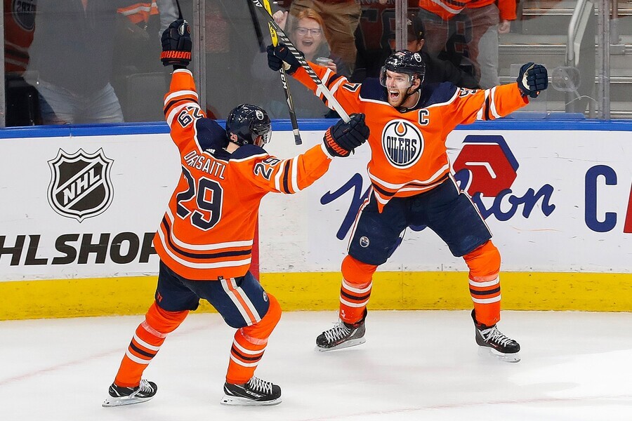 Hokejisté Leon Draisaitl a Connor McDavid oslaví gól v National Hockey League - hokej NHL výsledky, program, tabulky, informace - foto Profimedia