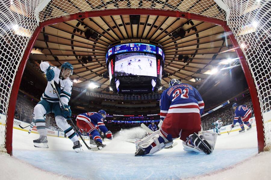 Macklin Celebrini (San Jose Sharks) a&nbsp;brankář Igor Šesťorkin (New York Rangers) v&nbsp;zápase základní části NHL v&nbsp;Madison Square Garden