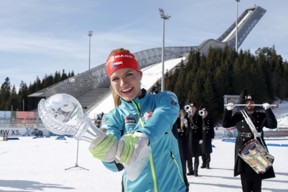 Biatlon Gabriela Koukalová s trofejí Světový pohár - Zdroj ČTK, AP, Heiko Junge