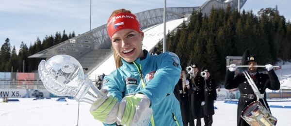 Biatlon Gabriela Koukalová s trofejí Světový pohár - Zdroj ČTK, AP, Heiko Junge