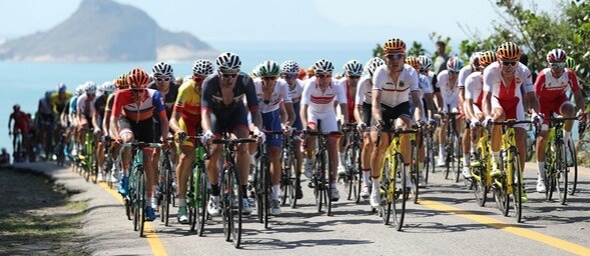 Cyklistika, peloton při závodu v silniční cyklistice  - Zdroj Leonard Zhukovsky, Shutterstock.com