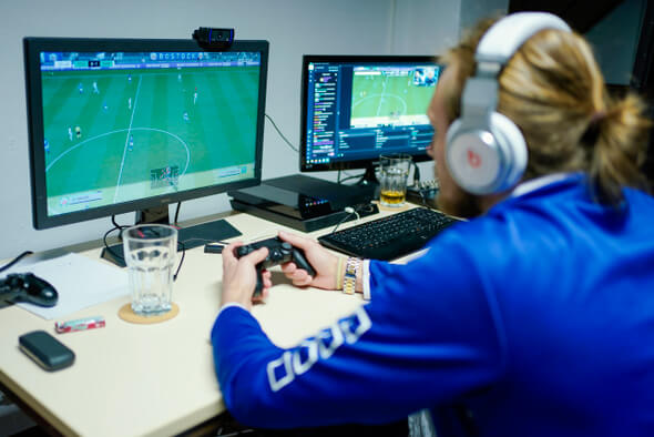 E-sporty, fotbalisté hrají hru FIFA 20 - Zdroj ČTK, DPA, Uwe Anspach