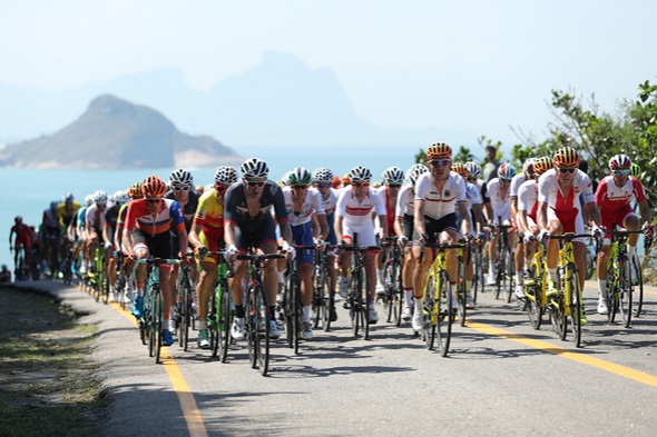 Cyklistika, peloton při závodu v silniční cyklistice - Zdroj Leonard Zhukovsky, Shutterstock.com