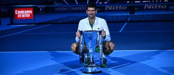 Tenis, ATP, Turnaj mistrů - ATP Finals, Novak Djokovič s trofejí pro vítěze, Turín, Itálie