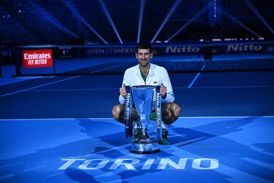 Tenis, ATP, Turnaj mistrů - ATP Finals, Novak Djokovič s trofejí pro vítěze, Turín, Itálie
