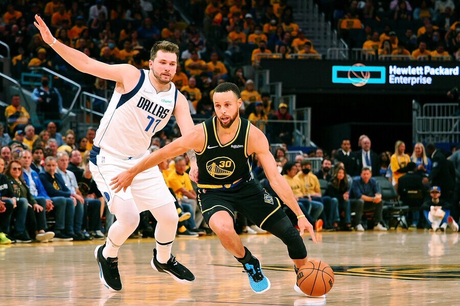 Basketbal NBA, hvězdy NBA Luka Doncic a Stephen Curry