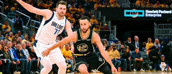 Basketbal NBA, hvězdy NBA Luka Doncic a Stephen Curry