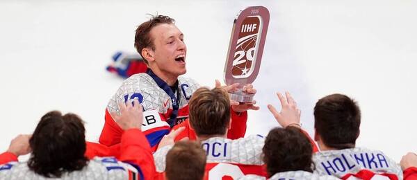 Kapitán Eduard Šalé a čeští reprezentanti do 20 let po zisku bronzu na MS juniorů v hokeji 2025. Jaký je program a výsledky MS U20 2026?