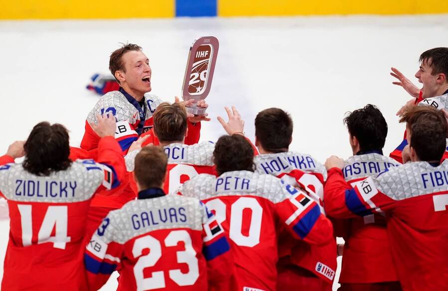 Kapitán Eduard Šalé a čeští reprezentanti do 20 let po zisku bronzu na MS juniorů v hokeji 2025. Jaký je program a výsledky MS U20 2026?