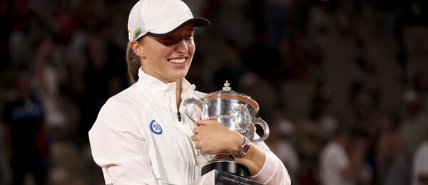 Tenis, WTA, Iga Swiatek s trofejí pro vítězku French Open 2022