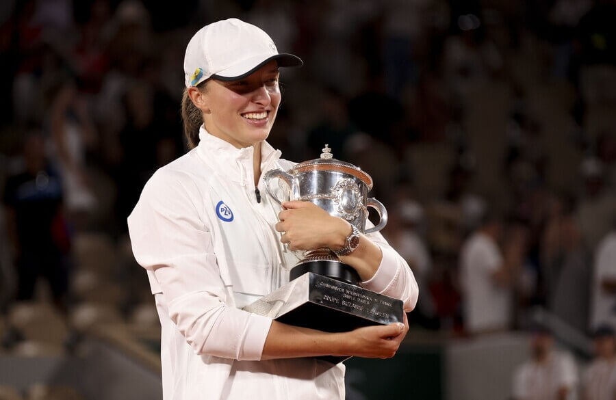 Tenis, WTA, Iga Swiatek s trofejí pro vítězku French Open 2022