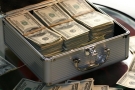 Kufřík plný dolarů - ilustrační foto