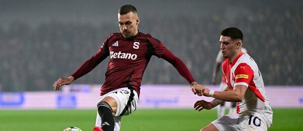 Lukáš Haraslín a Christos Zafeiris během březnového derby mezi Spartou a Slavií