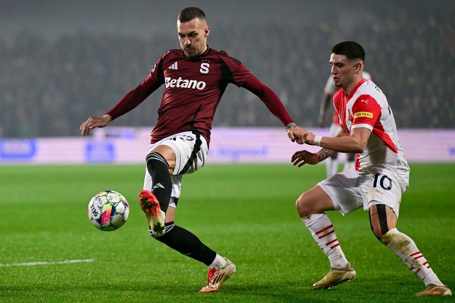 Lukáš Haraslín a Christos Zafeiris během březnového derby mezi Spartou a Slavií