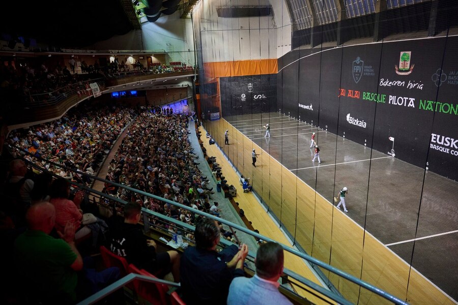 Baskická pelota: zápas mezi Španělskem a&nbsp;Baskickem v&nbsp;roce 2020