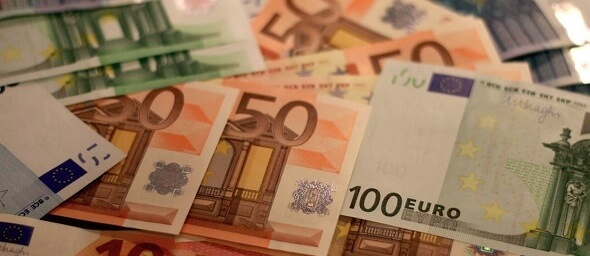 Peníze - bankovky 50 EUR a 100 EUR