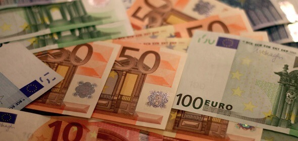Peníze - bankovky 50 EUR a 100 EUR