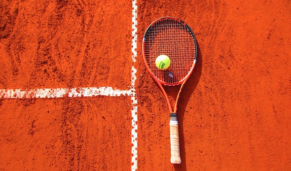 Tenis - tenisová raketa na antuce