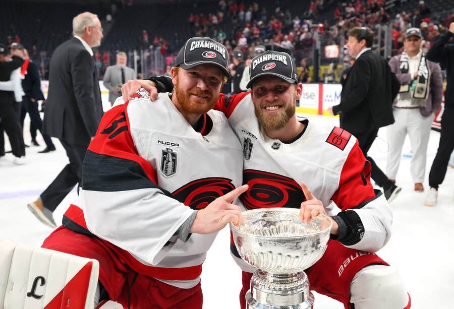Dva dánští vítězové Stanley Cupu za sezonu 2025/26: Brankář Frederik Andersen (vlevo) a&nbsp;útočník Nikolaj Ehlers