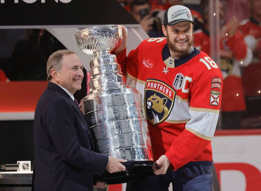 Komisionář NHL Gary Bettman a&nbsp;kapitán Floridy Aleksander Barkov při vítězství Stanley Cupu v&nbsp;roce 2025
